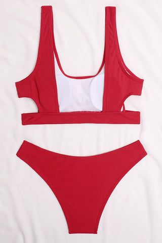 Top de bikini con aberturas y canalé rojo