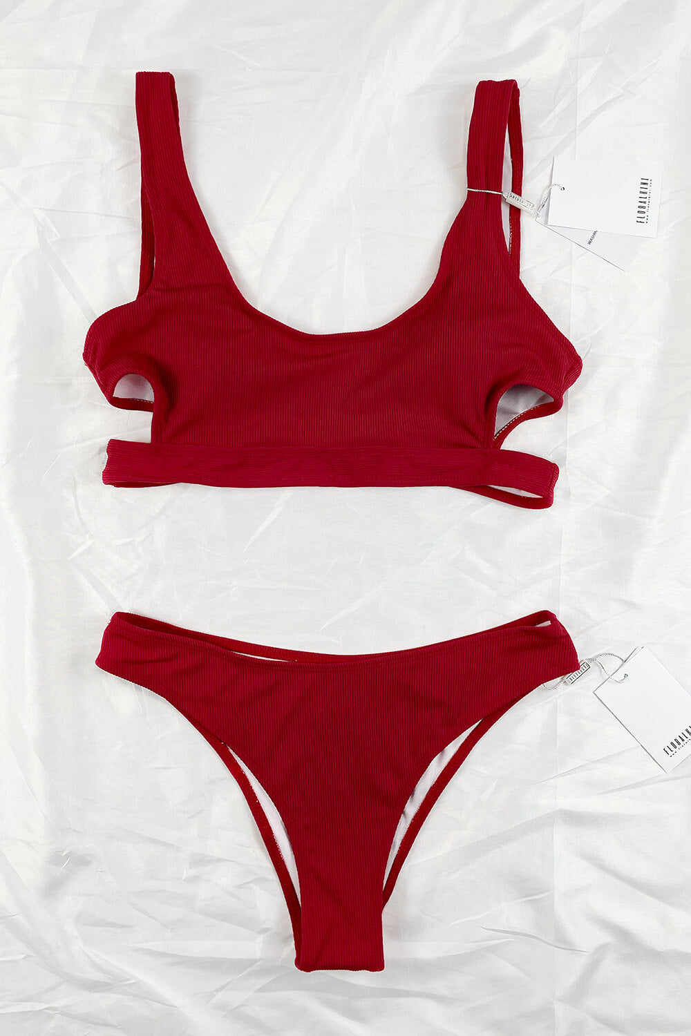 Top de bikini con aberturas y canalé rojo