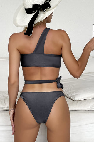 Top de bikini de un solo hombro con detalle de lazo y aro en color gris brillante