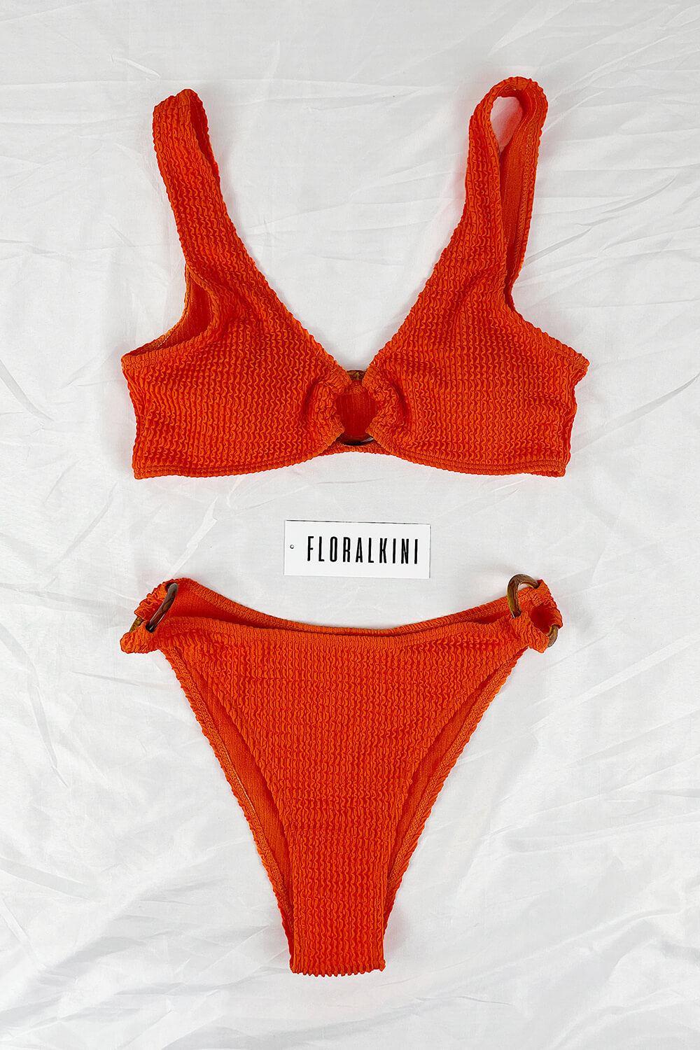 Top de bikini con aro en forma de O y diseño arrugado de color naranja