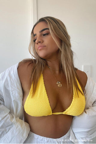 Top de bikini con escote pronunciado y arrugado en amarillo