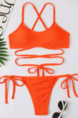 Top de bikini cruzado con escote redondo y diseño arrugado de color naranja