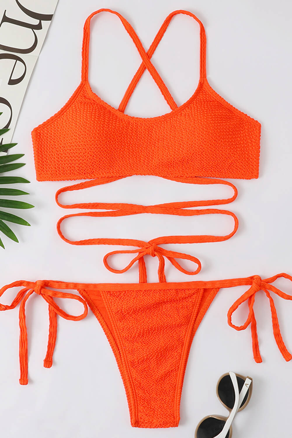 Orangefarbene Bikinihose mit seitlichem Kordelzug und Crinkle-Effekt