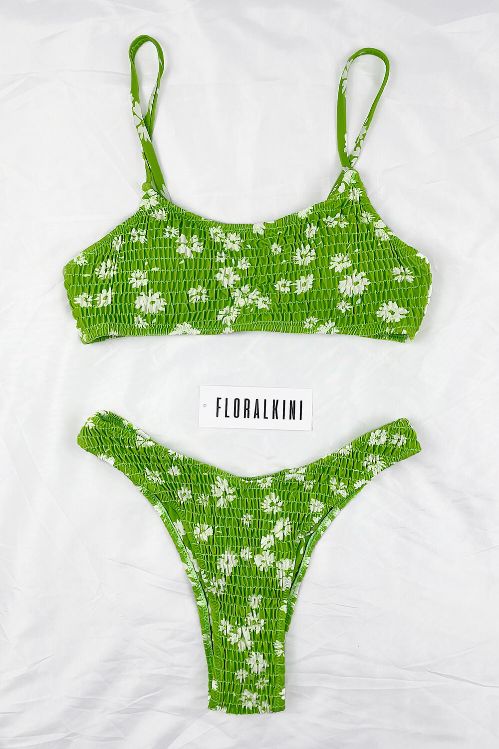 Braguita de bikini de pierna alta fruncida con estampado floral verde pálido