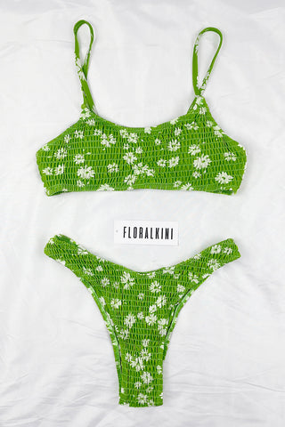 Top de bikini fruncido con escote redondo y estampado floral verde pálido