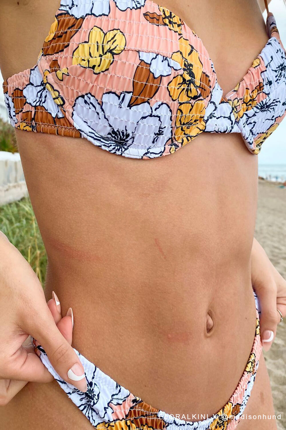 Top de bikini con aros y frunces con diseño floral de chocolate