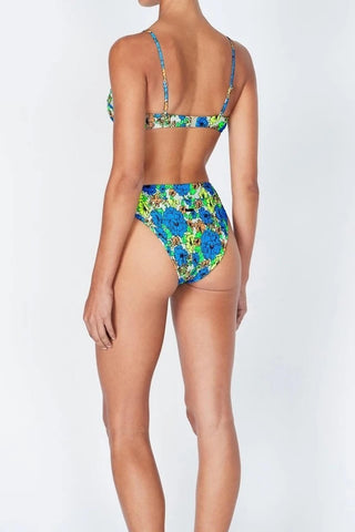 Top de bikini con aros fruncidos y diseño balconette con estampado floral en azul mediano