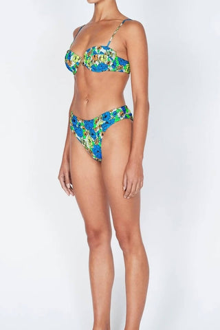 Top de bikini con aros fruncidos y diseño balconette con estampado floral en azul mediano
