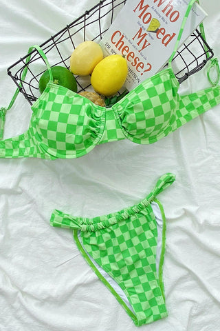 Braguita de bikini brasileña fruncida con estampado de cuadros verdes