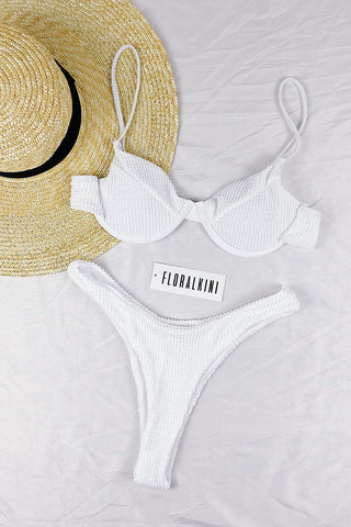 Top de bikini tipo bralette con aros y diseño arrugado en color blanco