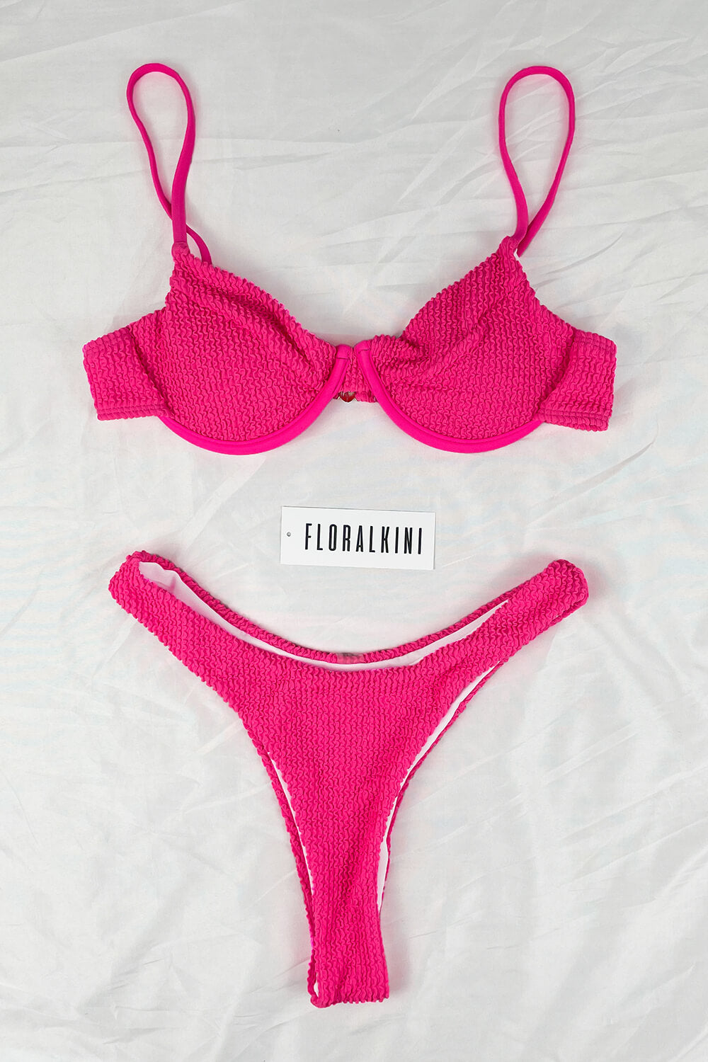 Knisternde Bikinihose mit hohem Beinausschnitt in Pink