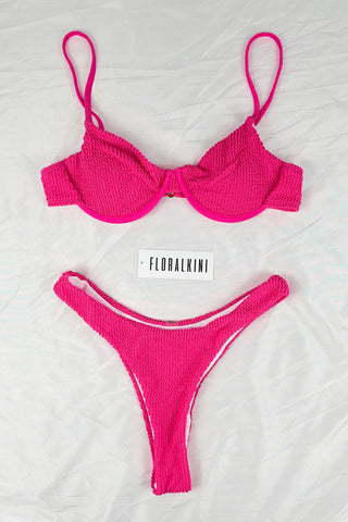 Top de bikini tipo bralette con aros y diseño arrugado en color rosa intenso