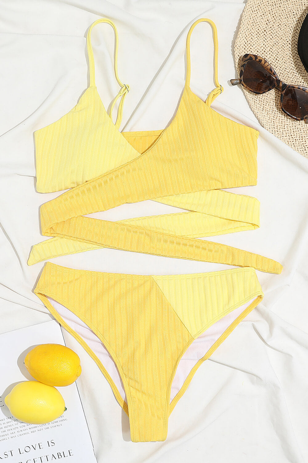 Parte superior de bikini con bloques de color entrecruzados y canalé amarillo