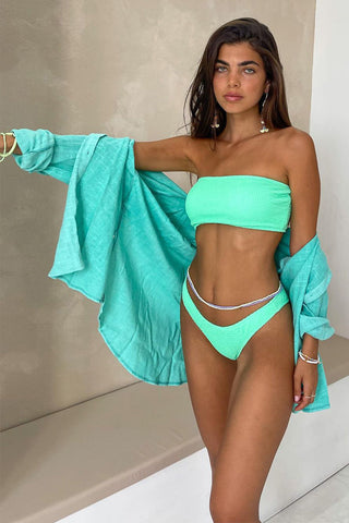 Top de bikini bandeau con efecto arrugado en color menta