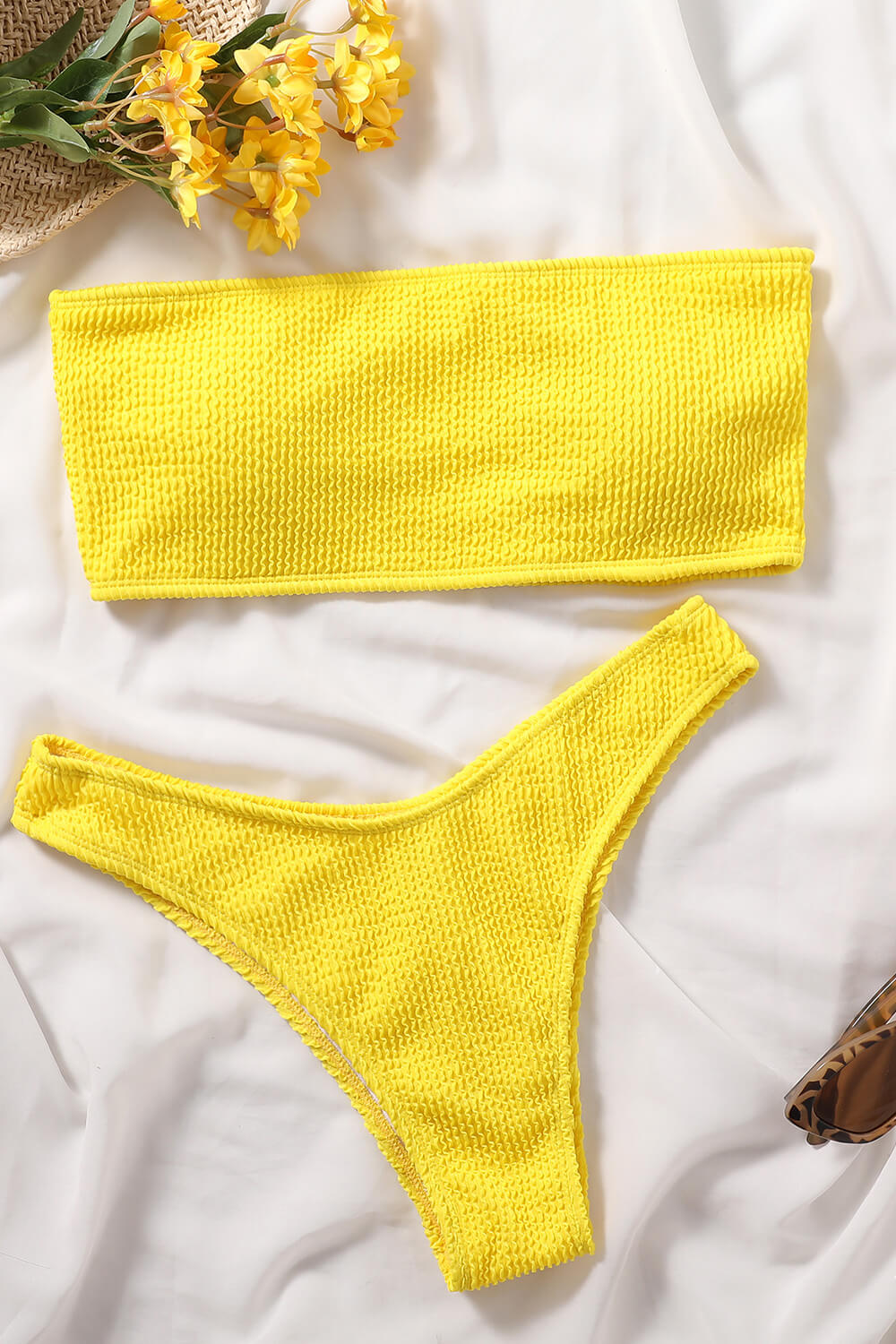 Top de bikini bandeau arrugado amarillo