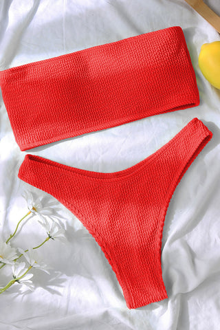 Top de bikini bandeau con efecto arrugado en color rojo