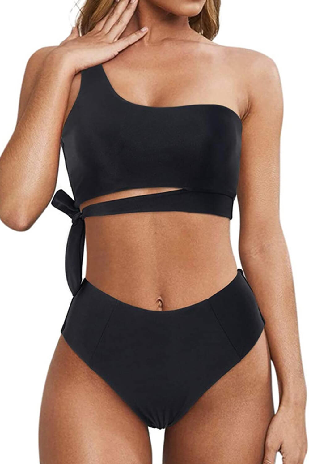 Top de bikini negro con un hombro al descubierto y lazos laterales