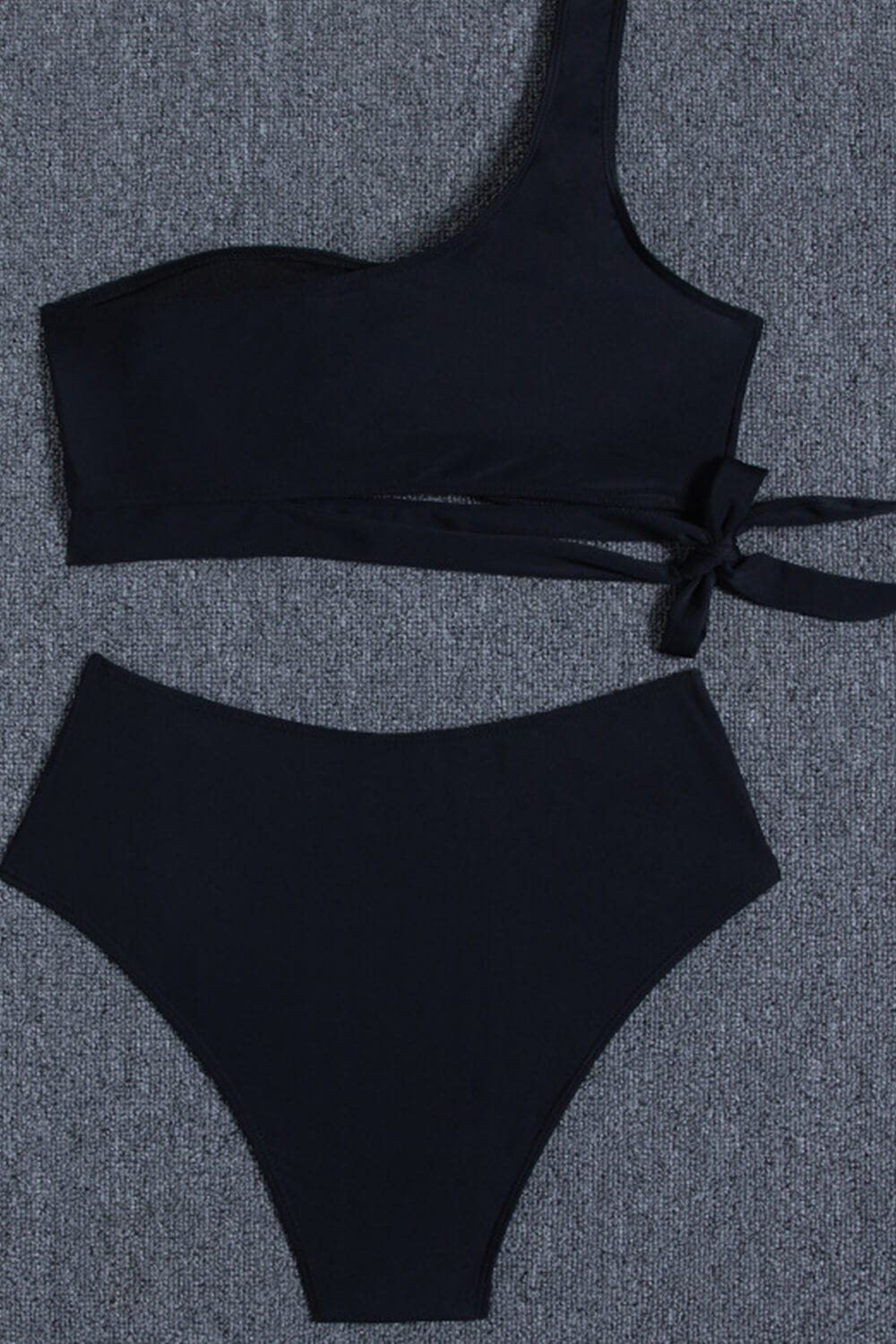 Schwarzes One-Shoulder-Bikinioberteil mit seitlicher Schnürung