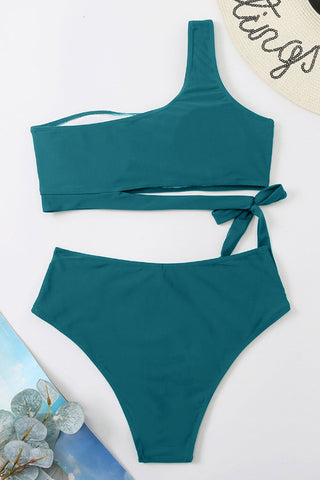 Top de bikini con un hombro al descubierto y lazo lateral de color verde