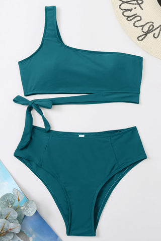 Top de bikini con un hombro al descubierto y lazo lateral de color verde