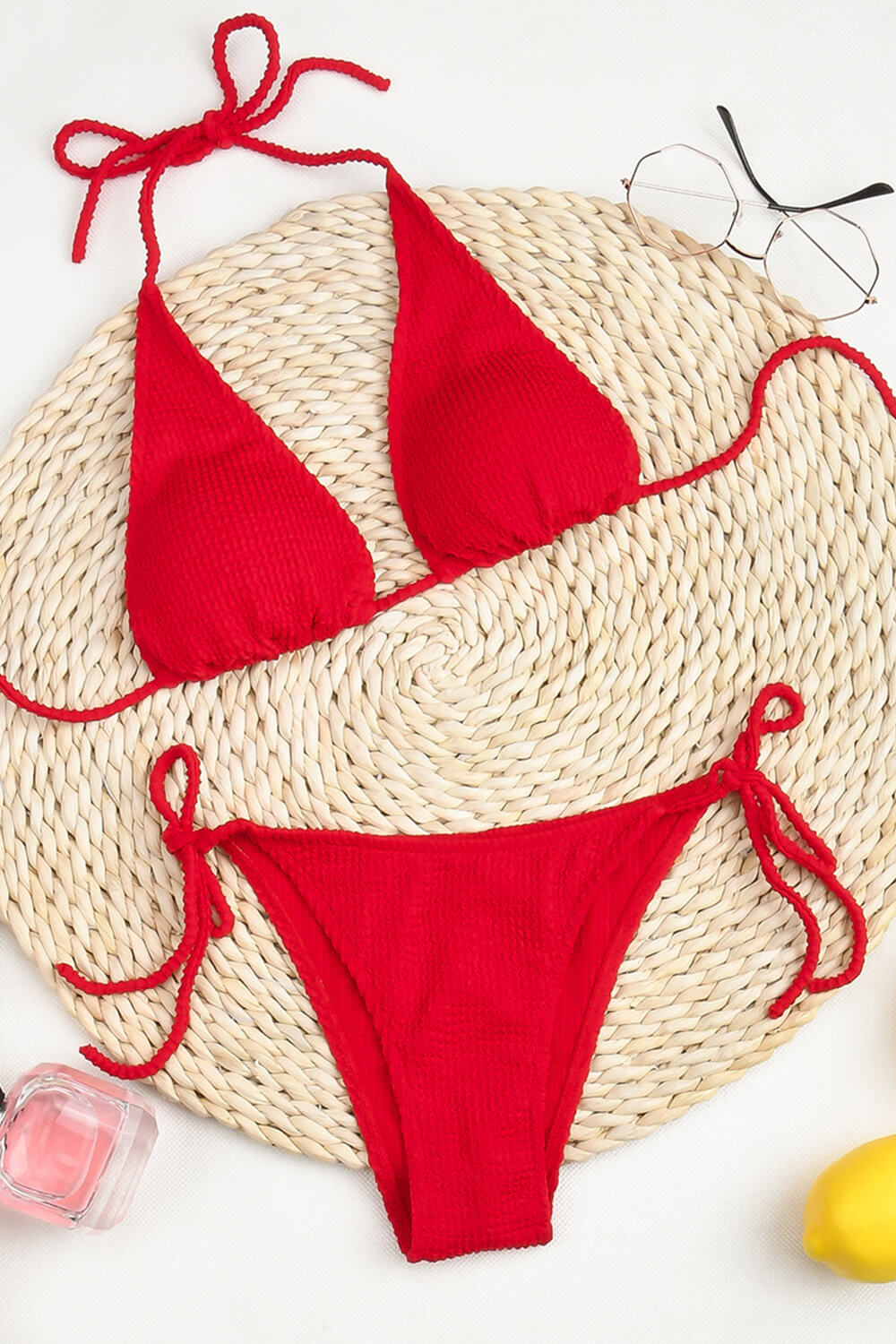 Top de bikini con cuello halter y diseño arrugado en color rojo