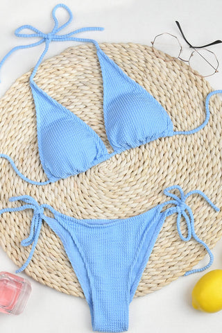 Babyblaues Neckholder-Bikinioberteil mit Crinkle-Muster