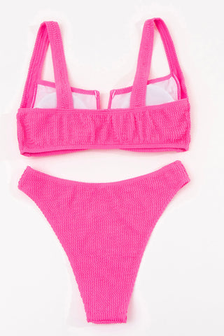 Top de bikini con escote en V y diseño arrugado en color rosa neón