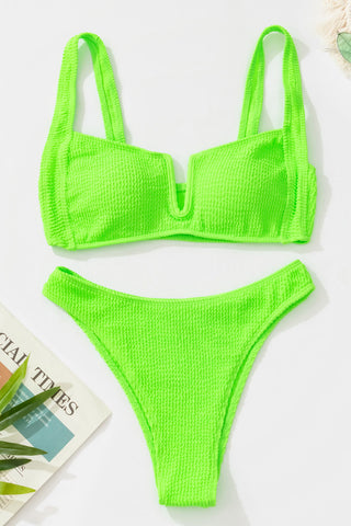 Top de bikini con aro en forma de V y diseño arrugado en color lima