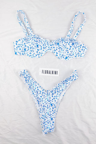 Braguita de bikini con escote en V y volantes con estampado floral azul