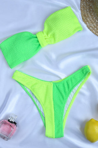 Top de bikini bandeau con lazo y diseño arrugado en bloques de color verde neón y amarillo