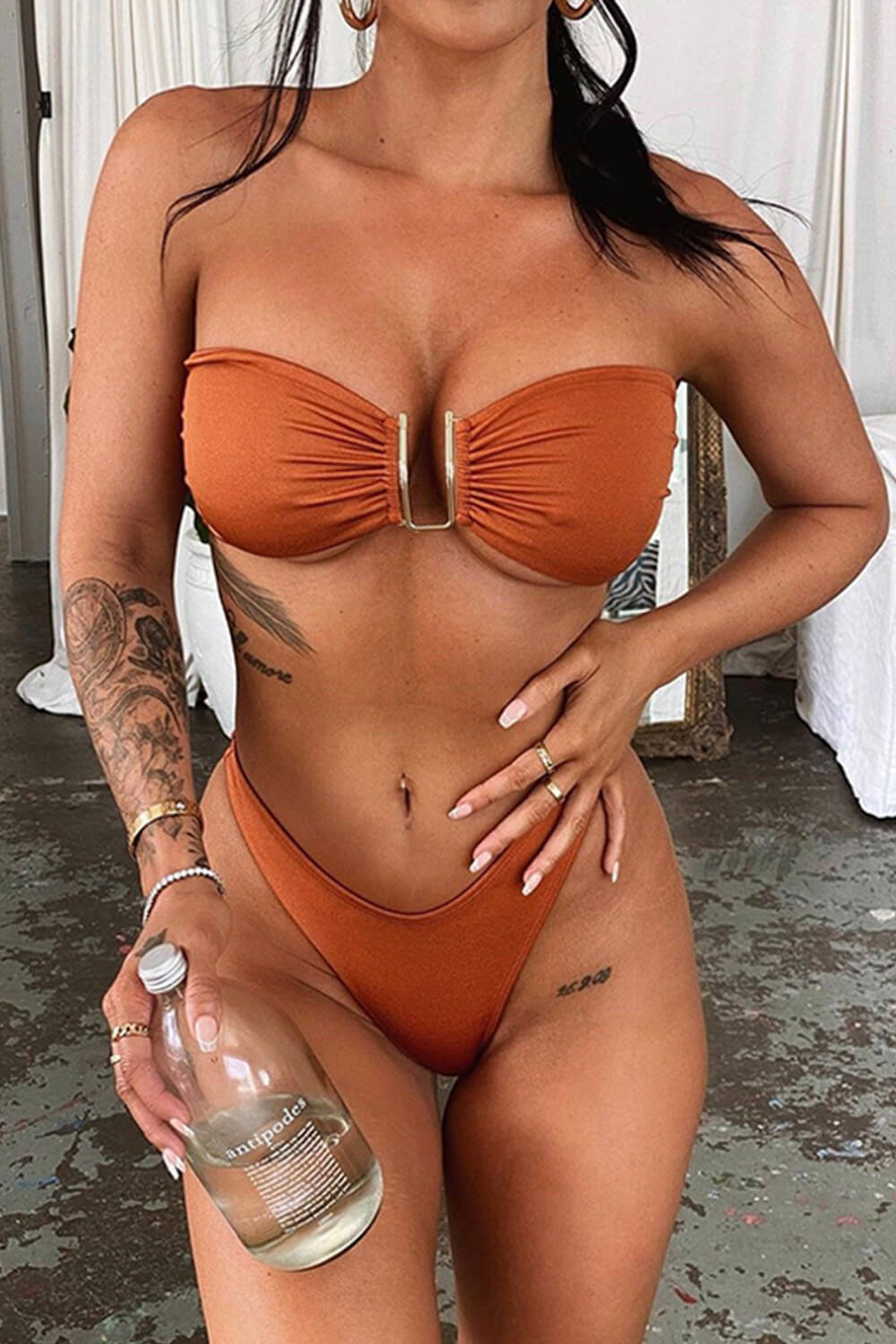 Top de bikini bandeau en tono óxido con eslabones de metal en forma de U