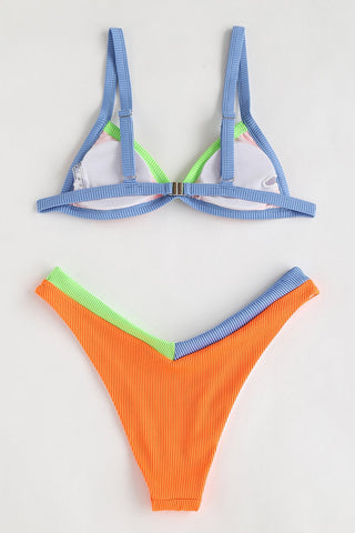 Top de bikini de triángulo con bloques de color y canalé en color naranja