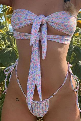 Conjunto de bikini brasileño fruncido con bandeau y doble lazo frontal con estampado floral