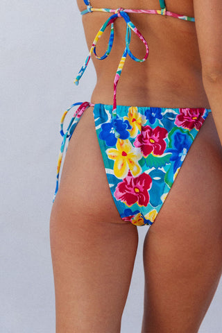 Triangel-Bikiniset mit Blumenmuster und hohem Beinausschnitt zum Binden am Rücken