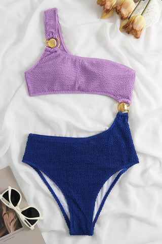 Traje de baño de una pieza con hombros descubiertos, diseño arrugado y bloques de color