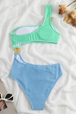 Traje de baño de una pieza con hombros descubiertos, diseño arrugado y bloques de color