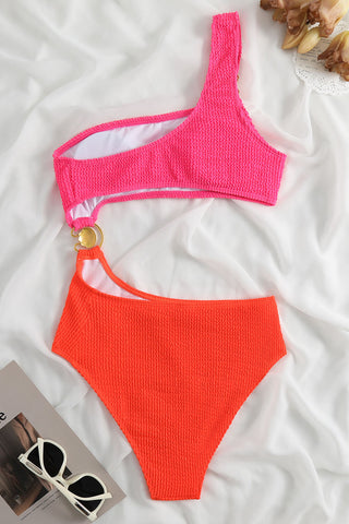 Traje de baño de una pieza con hombros descubiertos, diseño arrugado y bloques de color