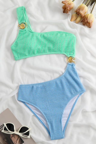 Traje de baño de una pieza con hombros descubiertos, diseño arrugado y bloques de color