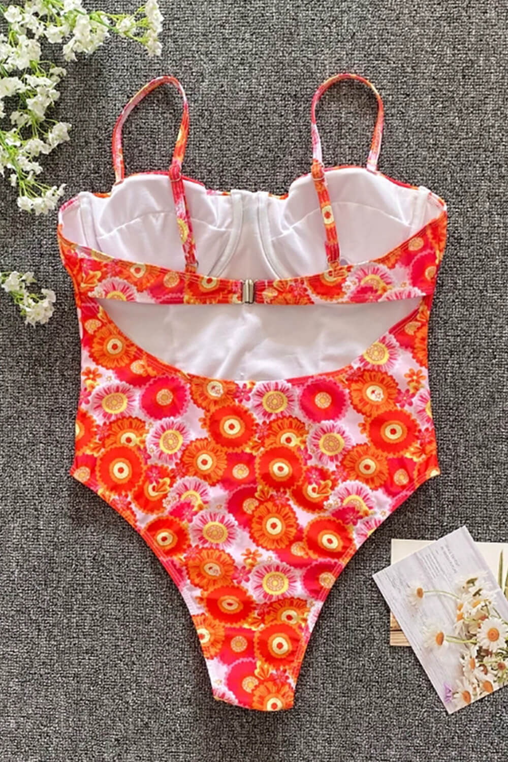 Traje de baño de una pieza con aros y estampado de margaritas