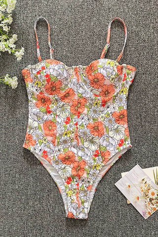 Traje de baño de una pieza con aros y estampado floral