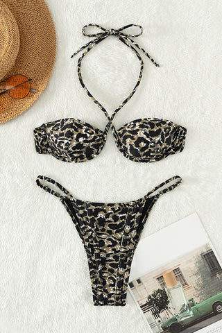 Bikini-Set mit Neckholder-Bralette und V-Bügel-Tanga mit Scrunch-Back und Leopardenmuster