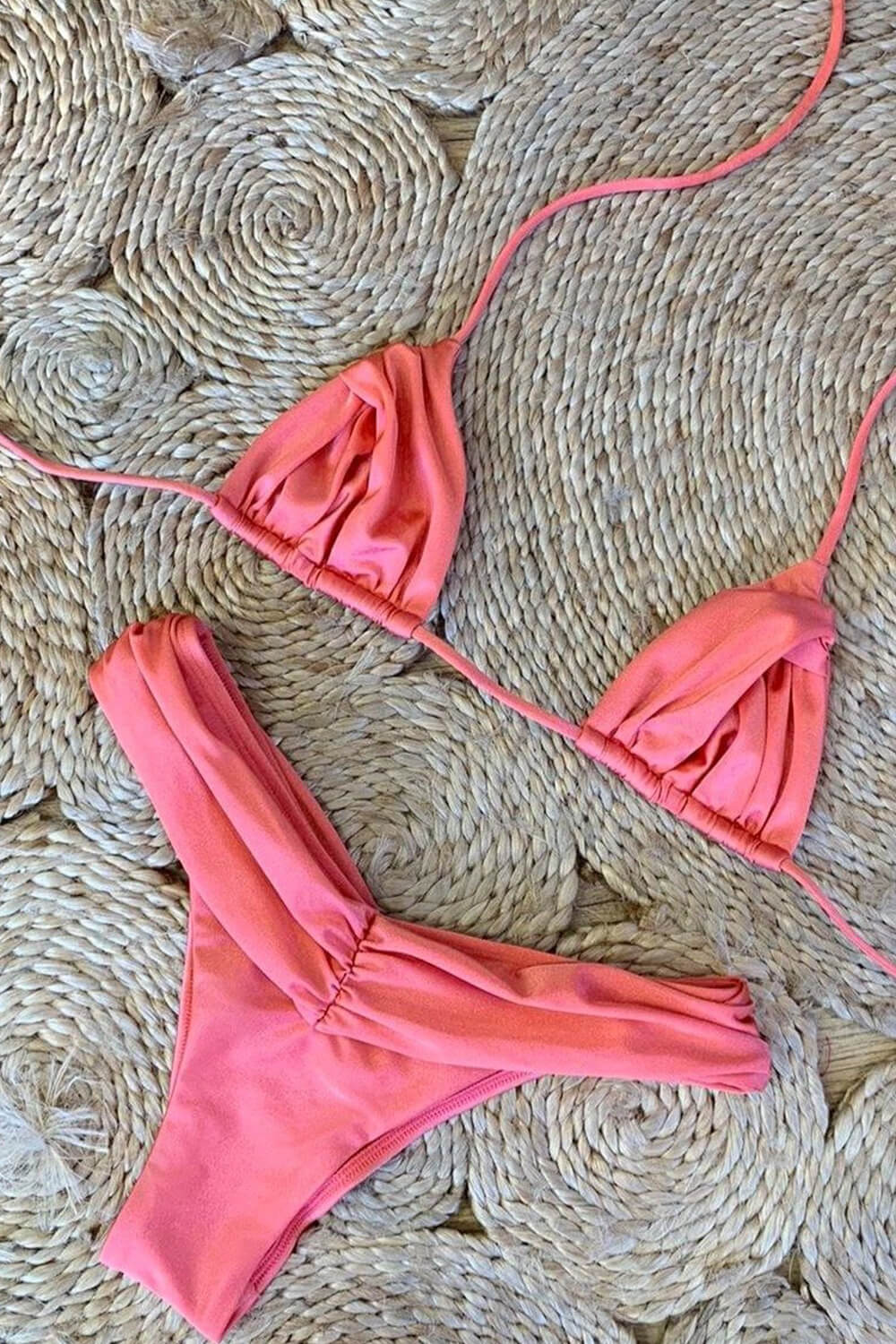 Bikini de corte alto con espalda anudada y triángulo fruncido: negro, rosa intenso, lila, amarillo, azul real, salmón y menta