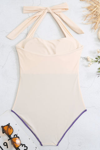 Traje de baño de una pieza con cuello halter y espalda abierta en bloques de color: rosa y lila