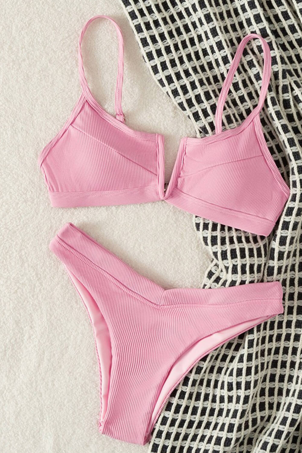 Conjunto de bikini de pierna alta con escote en V y aros en V