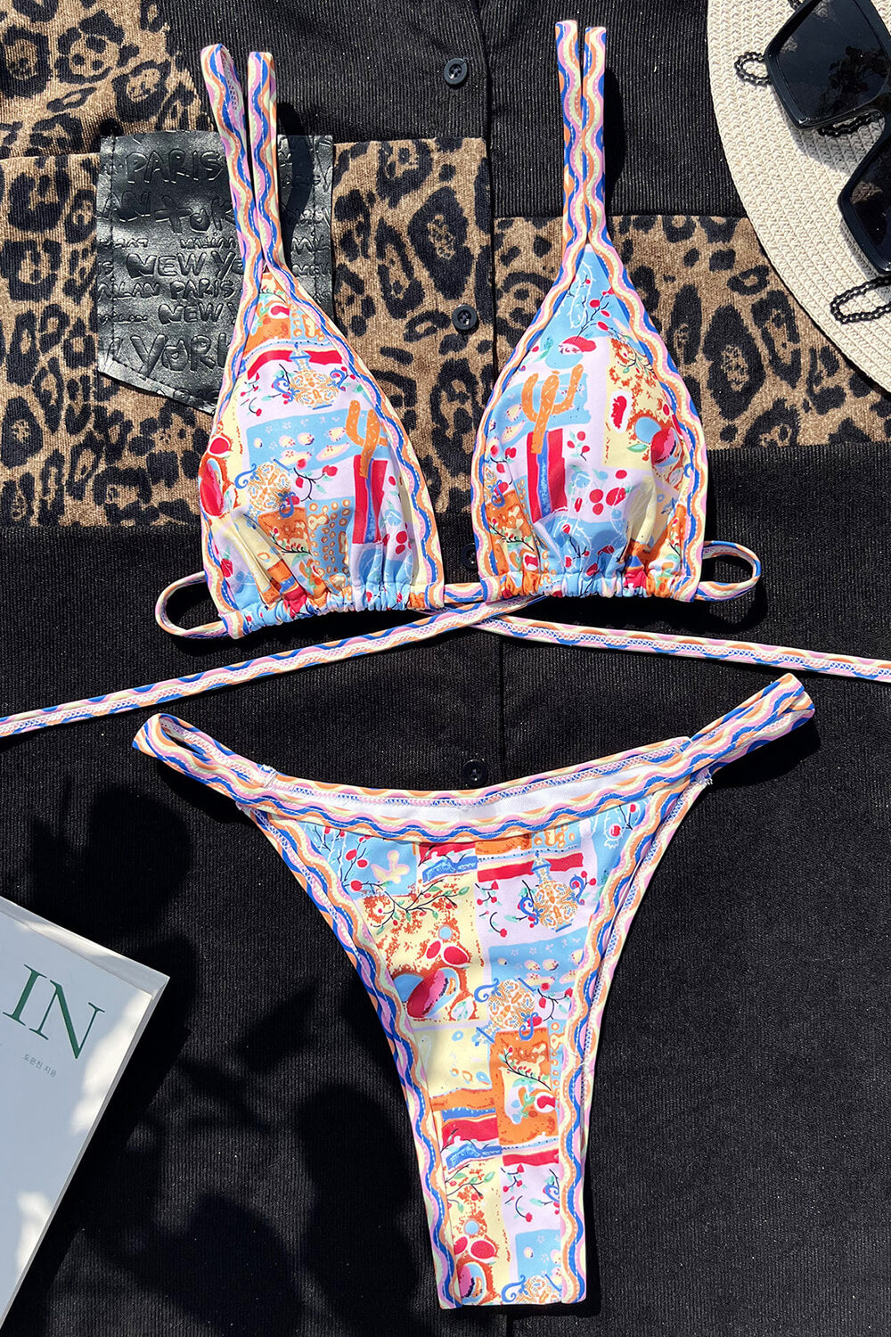 Conjunto de bikini de triángulo con doble tirante estampado