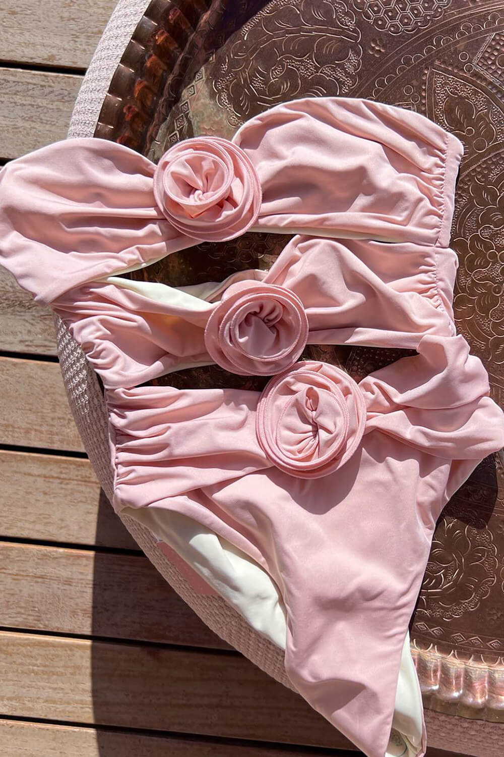 Traje de baño de una pieza sin tirantes con escote pronunciado y apliques de rosas