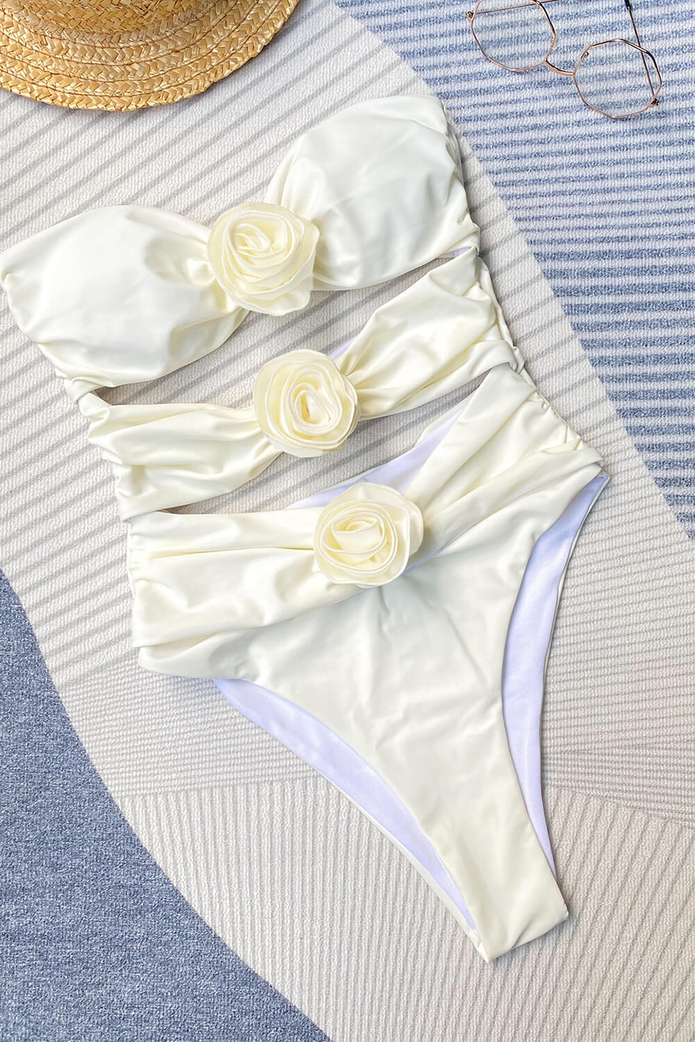 Traje de baño de una pieza sin tirantes con escote pronunciado y apliques de rosas