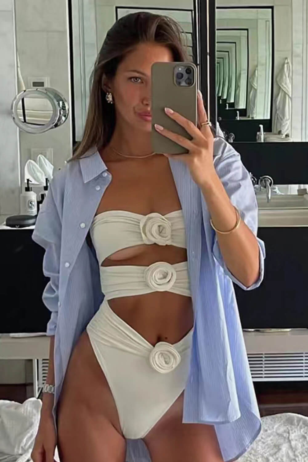 Traje de baño de una pieza sin tirantes con escote pronunciado y apliques de rosas