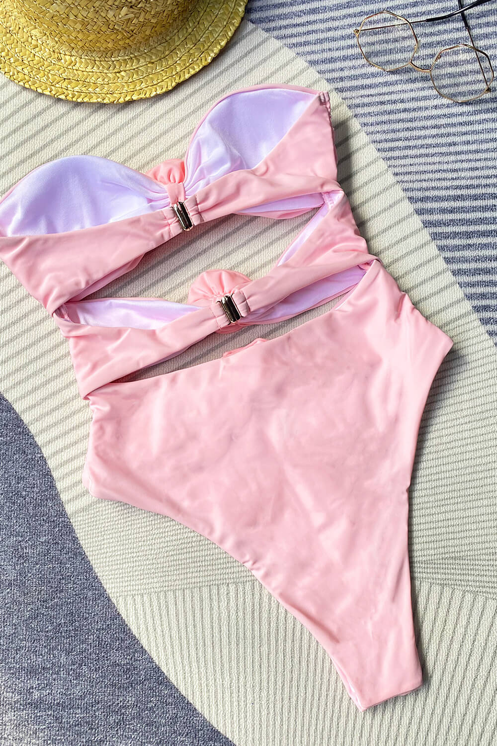 Traje de baño de una pieza sin tirantes con escote pronunciado y apliques de rosas