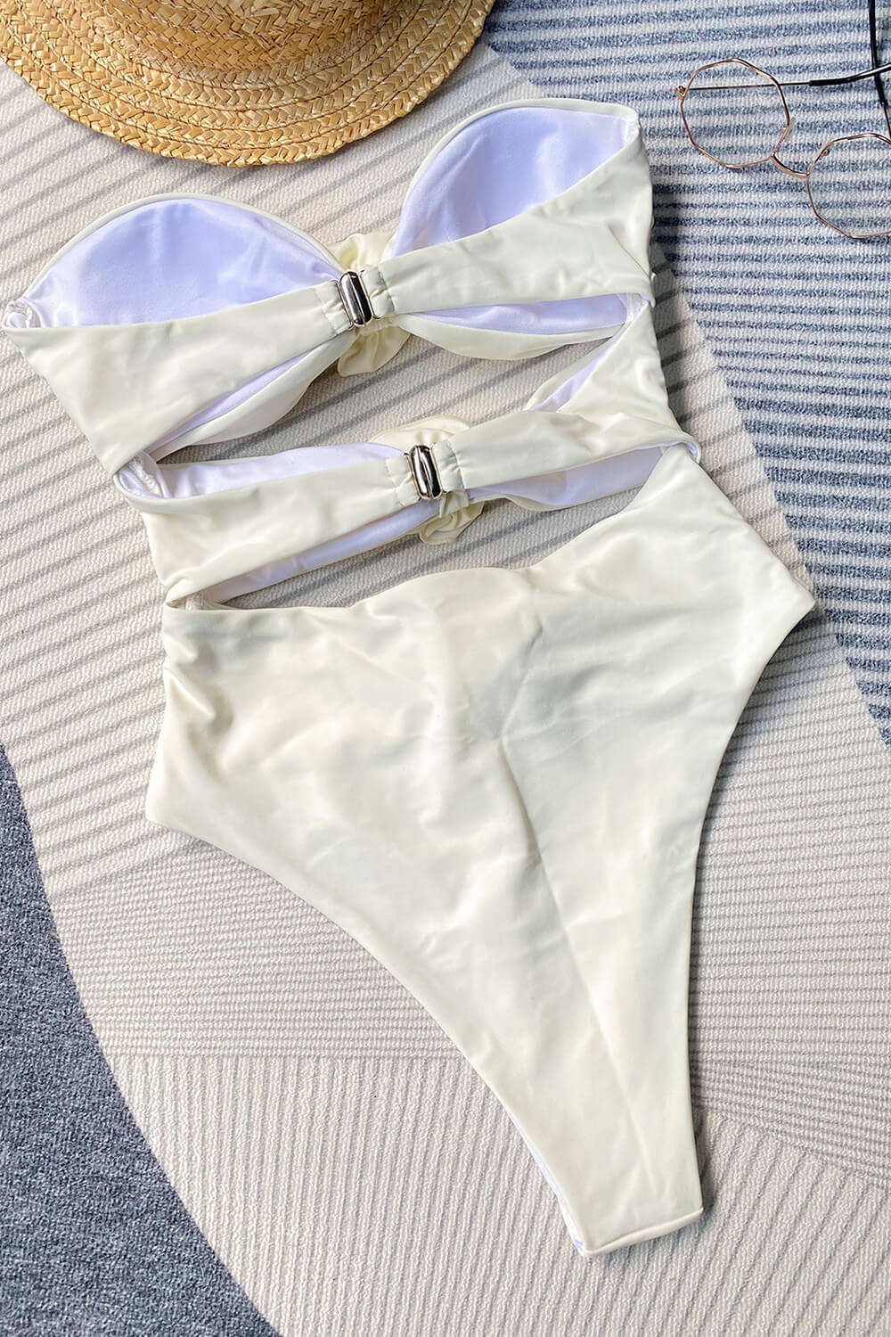 Traje de baño de una pieza sin tirantes con escote pronunciado y apliques de rosas